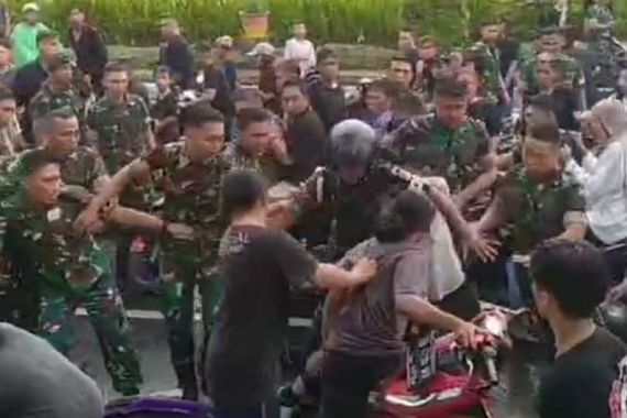 Konvoi Pengantar Jenazah Baku Hantam dengan TNI di Manado, Ada Bendera Parpol - JPNN.COM