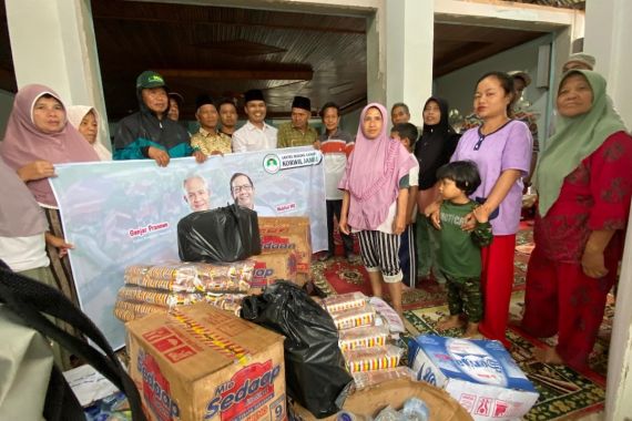 Santri Ganjar Sat Set Bantu Warga Terdampak Banjir di Kota Sungai Penuh - JPNN.COM