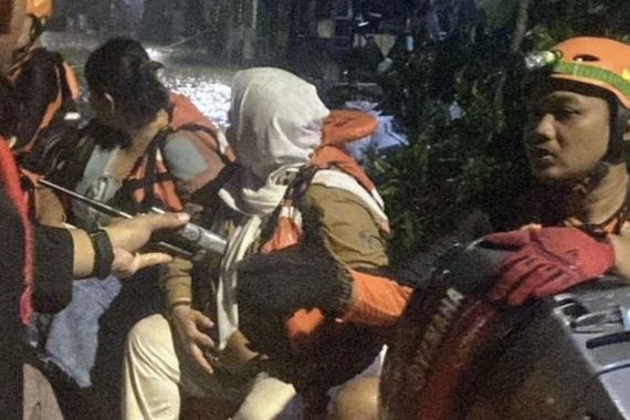 Korban Banjir di Jakarta Dievakuasi dengan Perahu Karet - JPNN.COM