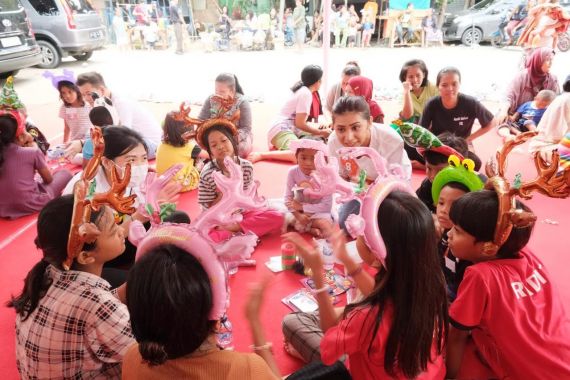 Ballooney Berbagi Kebahagiaan bersama Anak-Anak Kolong Jembatan - JPNN.COM