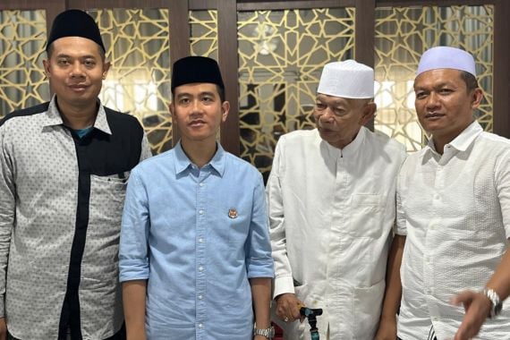 Gibran Sowan ke Ayip Thohir Cirebon, Minta Doa Restu - JPNN.COM