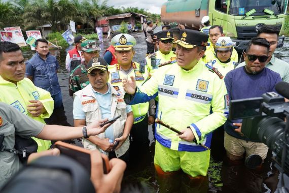 Irjen Iqbal Siapkan Solusi untuk Atasi Banjir di Jalan Lintas Timur Palalawan - JPNN.COM