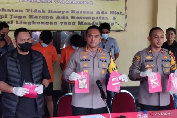 Kapolres Jakbar Klaim Pelaku Pemukul Asisten Saiful Jamil Bukan Anggota Meski Pakai Baju 'Polisi' - JPNN.COM