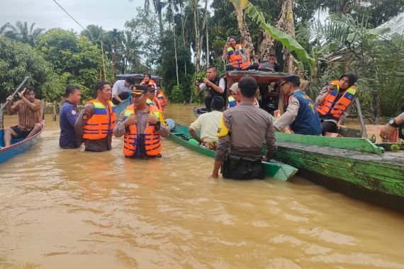 AKBP Pangucap Rutin Temui Korban Banjir di Kuansing, Lalu Beri Bantuan, Lihat - JPNN.COM