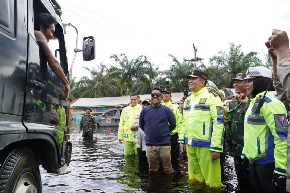 Lihat Aksi Irjen Iqbal Menerobos Banjir dan Mengatur Lalin di Jalur Penting Riau - JPNN.COM