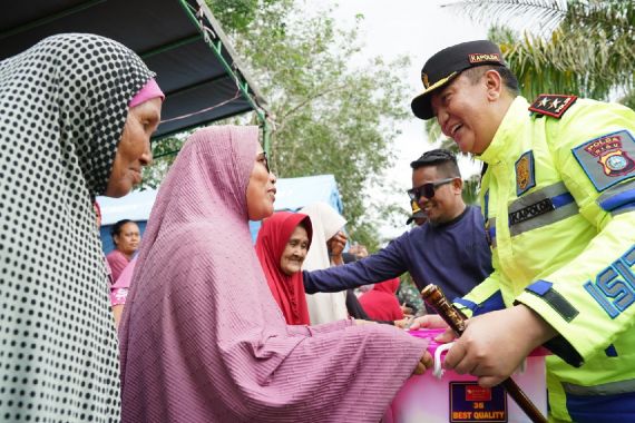 Seusai dari Lokasi Banjir, Irjen Iqbal Sambangi Posko Pengungsi, Hibur Orang Tua Hingga Anak-anak - JPNN.COM