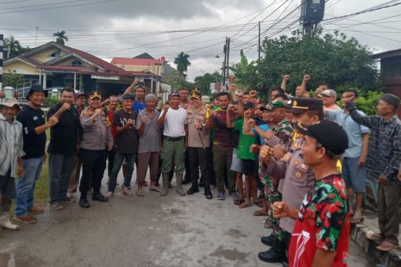Kapolresta Pekanbaru Sosialisasikan Pemilu Damai Sambil Gotong Royong Bersama Warga - JPNN.COM