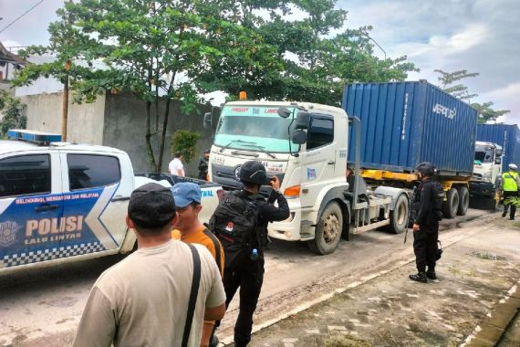 Polres Inhil Kawal Ketat Pendistribusian Logistik Pemilu dengan Personel Bersenjata - JPNN.COM