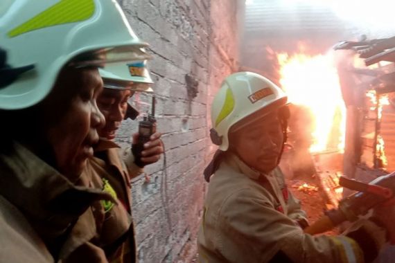 Rumah Kontrakan 4 Pintu di Jakarta Timur Terbakar, Kerugian Ratusan Juta Rupiah - JPNN.COM