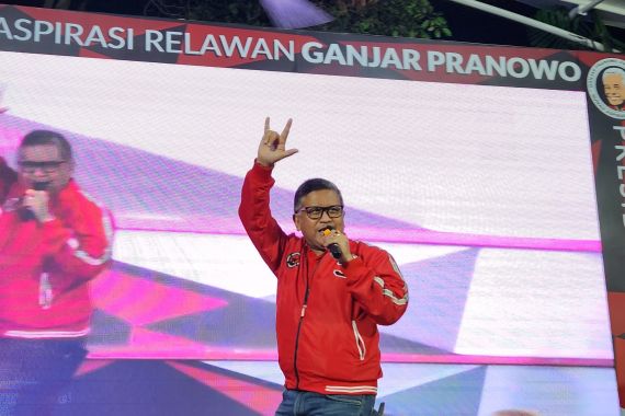 Nonton Debat Capres Bareng Sukarelawan, Hasto: Ganjar Proanak Muda, Prabowo Utang - JPNN.COM