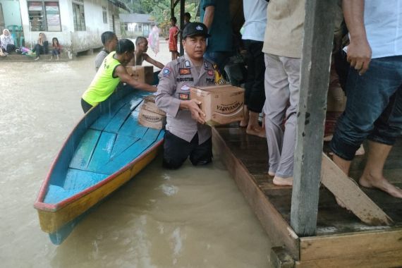 Lagi Cooling System Pemilu, Polisi di Kuansing Salurkan 2.720 Paket Sembako ke Korban Banjir - JPNN.COM