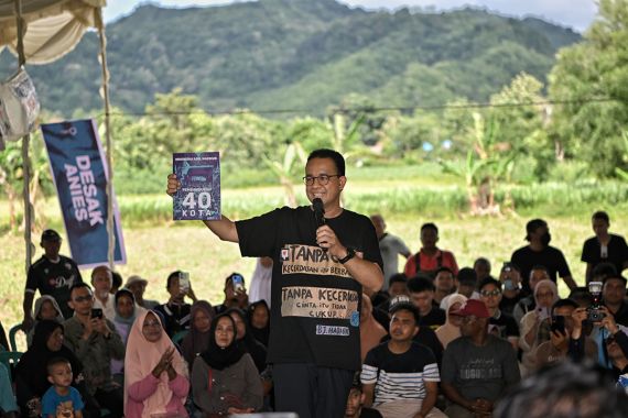 Lihat! Anies Bawa Buku Panduan Pembangunan 40 Kota di Indonesia - JPNN.COM
