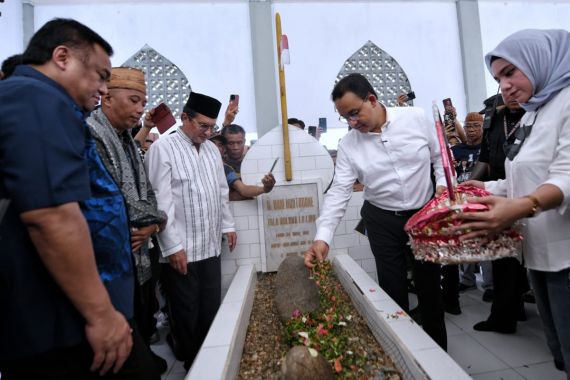 Ziarahi Makam Nani Wartabone, Anies: Beliau Pejuang yang Penuh Kesederhanaan - JPNN.COM