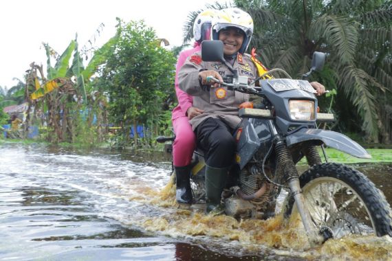 Kapolres Inhu Naik Motor Trail Bareng Istri Terobos Banjir Demi Antar Bantuan Sembako - JPNN.COM