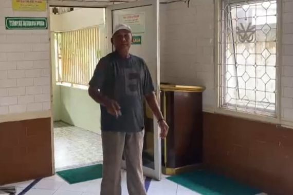 Pria di Palembang Mencuri Hp di Masjid, Aksinya Terekam CCTV - JPNN.COM