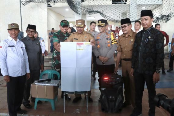 Kapolres Inhil Kawal Ketat Pelipatan Surat Suara Pemilu 2024 di Gudang Logistik KPUD - JPNN.COM