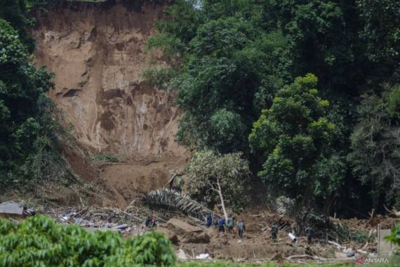 Tanah Longsor di Subang Menewaskan 2 Orang, 9 Warga Terluka - JPNN.COM