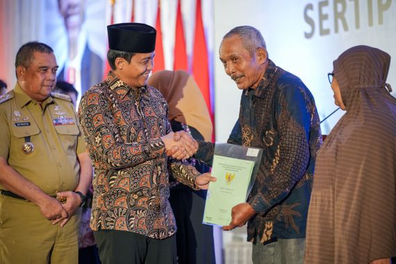 Bagikan Sertifikat di Riau, Raja Antoni: Kalau Bukan Pak Jokowi, Mungkin Tidak Bisa - JPNN.COM