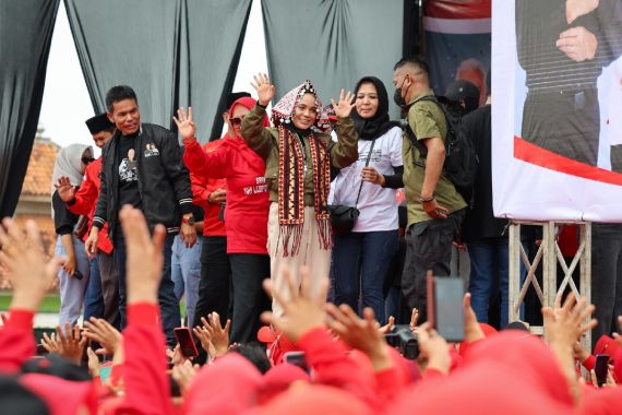 Bicara di Hadapan Ratusan Sukarelawan, Atikoh: Kalau Perempuan Kokoh, Indonesia Kuat - JPNN.COM