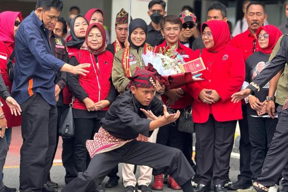 Kunjungi Lampung, Atikoh Ganjar Disambut dengan Tapis dan Pincak Khakot - JPNN.COM