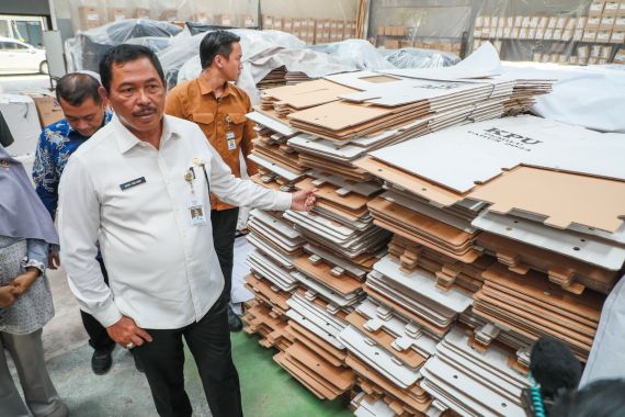 Pastikan Semua Siap dan Aman, Pj Gubernur Jateng Cek Gudang Logistik KPU Surakarta - JPNN.COM