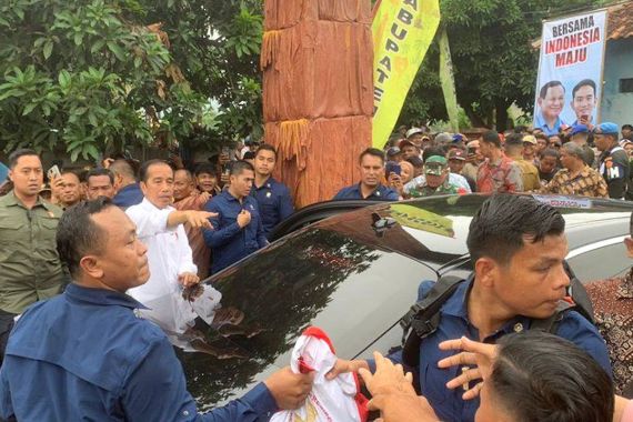 Viral! Video Jokowi Membagi-bagikan Bantuan di Dekat Baliho Prabowo-Gibran - JPNN.COM