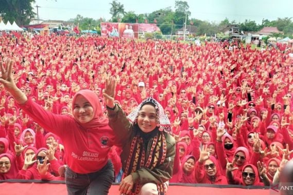 Lihat Itu Massa yang Menyambut Kedatangan Siti Atikoh Istri Ganjar, Luar Biasa - JPNN.COM