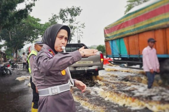 Polwan Cantik Ini Atur Lalu Lintas Riau-Sumut yang Terendam Banjir Sembari Sosialisasi Pemilu Damai - JPNN.COM