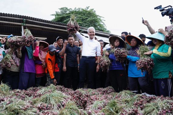 Ganjar Panen Bawang Merah Bareng Petani & Siap Penuhi Kebutuhan Produksi - JPNN.COM