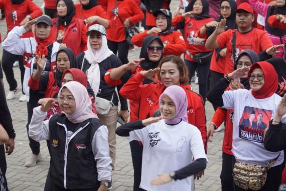 Senam Bareng Ibu-ibu di Bandar Lampung, Atikoh Ganjar Sampaikan Pesan Penting - JPNN.COM