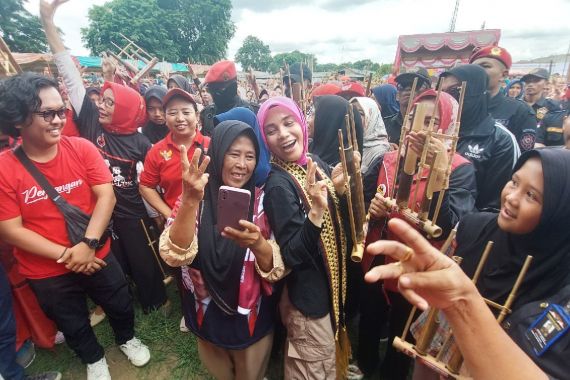 Safari Politik di Lampung, Atikoh Berbaur di Keramaian, Ikut Memainkan Angklung Bareng Warga - JPNN.COM