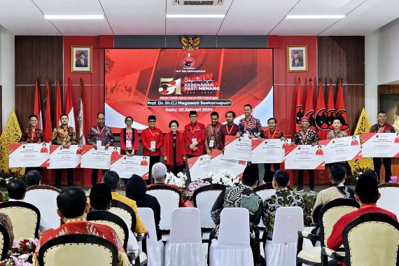 Ketum PDIP Serahkan Bantuan kepada Penerima Megawati Fellowship 2023 - JPNN.COM