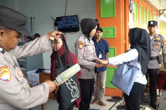 Pemilu Kian Dekat, Polres Rohul Perketat Pengamanan Gudang Logistik KPUD Rokan Hulu - JPNN.COM