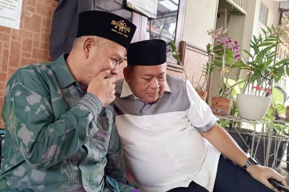 Komjen Purnawirawan Sowan Kepada K.H. Marzuki Mustamar, Demi Ganjar? - JPNN.COM