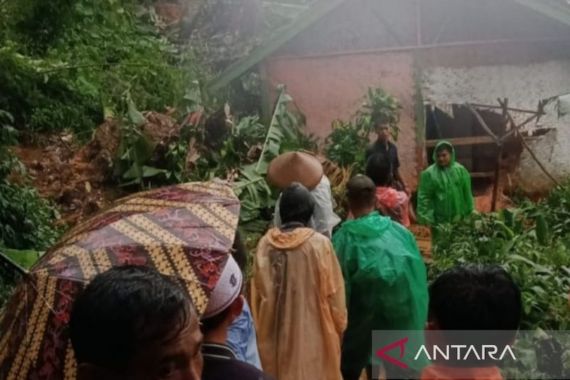 2 Rumah Rusak Berat Akibat Tertimbun Longsor di Cianjur - JPNN.COM