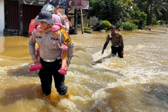 Aksi Heroik Polisi di Inhu Menyelamatkan Warga Terjebak di Arus Sungai Indragiri - JPNN.COM