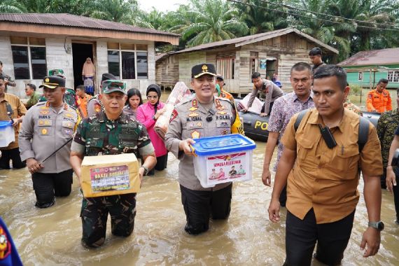 Kompak Seperti Abang Adik, Danrem & Kapolda Riau Serahkan Bantuan kepada Korban Banjir di Rohul - JPNN.COM