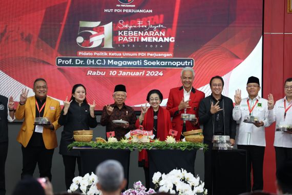 Terima Tumpeng HUT PDIP, Wapres Ma’ruf Amin Berpose Tiga Jari Bareng Megawati-Ganjar - JPNN.COM
