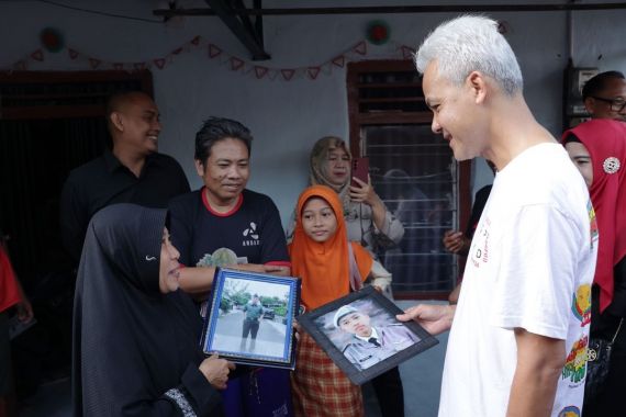 Ibu Rumah Tangga Pamer ke Ganjar: Anak Saya Lulusan SMKN Jateng, Sekarang jadi Tentara, Pak - JPNN.COM