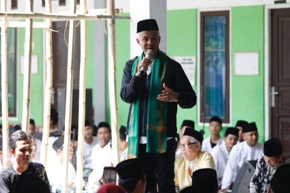 Di Ponpes Ma'hadut Tholabah Tegal, Ganjar Berkomitmen Jalankan UU Pesantren - JPNN.COM