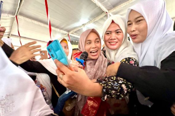 Kunjungi Ponpes di Palembang, Atikoh Ganjar Bicara Santripreneur, Lalu Pimpin Selawatan - JPNN.COM