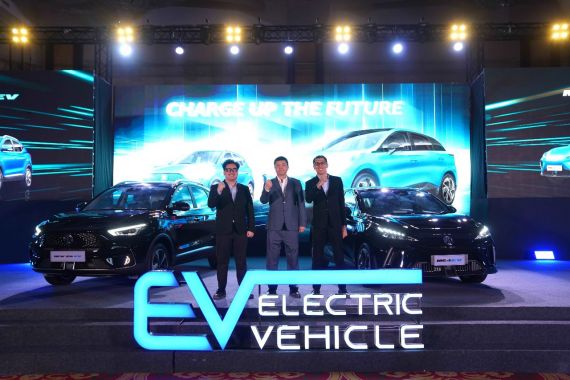 Mobil Listrik MG 4EV dan New ZS EV Diproduksi Lokal, Sebegini Harganya - JPNN.COM