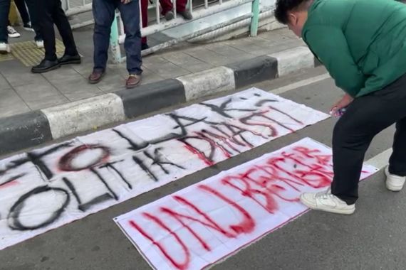 Jangan Pilih Prabowo, Mahasiswa UNJ Demo Tolak Politik Dinasti - JPNN.COM