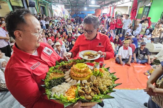 Hasto Rayakan HUT Ke-51 PDIP Bersama Ratusan Warga Kemayoran - JPNN.COM