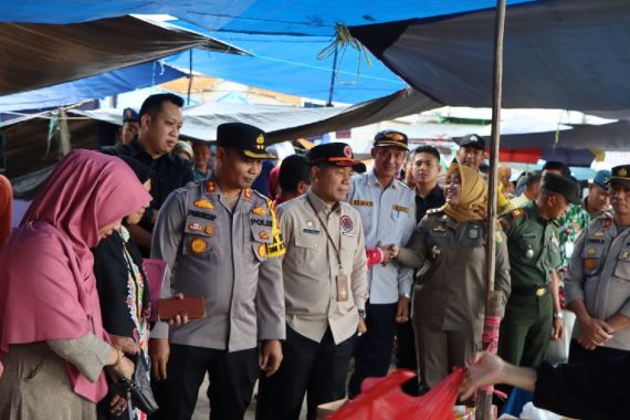 Pantau Kestabilan Harga Sembako, Kapolres Kuansing Sosialisasikan Pemilu Damai - JPNN.COM