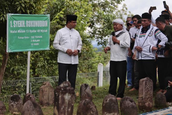 Ziarahi Makam Papan Tinggi Barus, Anies Sebut Syekh Mahmud Penjaga Amanah Rasulullah - JPNN.COM
