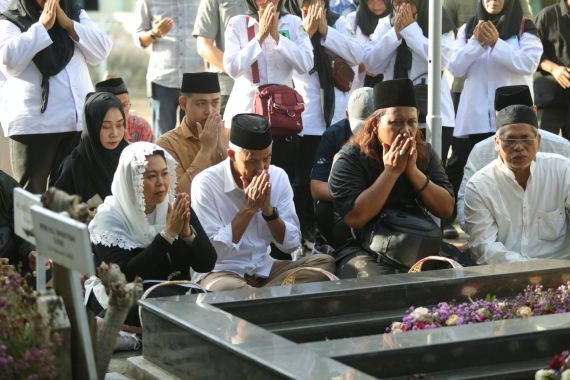 Ganjar Diteriaki Presiden Ketika Ziarahi Makam Kakek Cak Imin - JPNN.COM