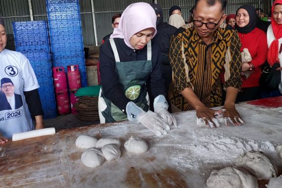 Blusukan di Palembang, Atikoh Belajar Membuat Kerupuk Kemplang - JPNN.COM