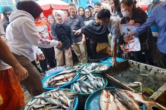 Cek Info Harga Bahan Pokok, Atikoh Ganjar Blusukan ke Pasar 26 Ilir Palembang - JPNN.COM