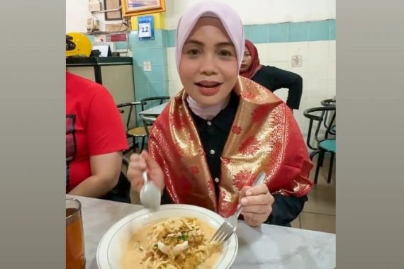 Atikoh Ganjar Promosikan Mie Celor Khas Palembang Lewat Vlog, Lihat - JPNN.COM